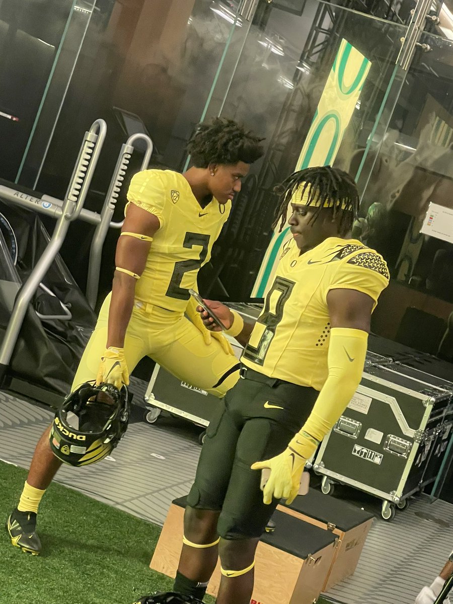 LawrencHopkins's tweet photo. How many people believe that @DanteDowdell and @richardyoung239 would be the best duo since Sony Michel and Nick Chubb? Well I believe!!! 😮‍💨 So does @Locklyn33, @KennyDillingham, and @CoachDanLanning!!! Lightning ⚡️ and Thunder 🌩 Definitely a storm brewing!!#ScoDucks 🦆🟢🟡 https://t.co/VcZ1GKm04F