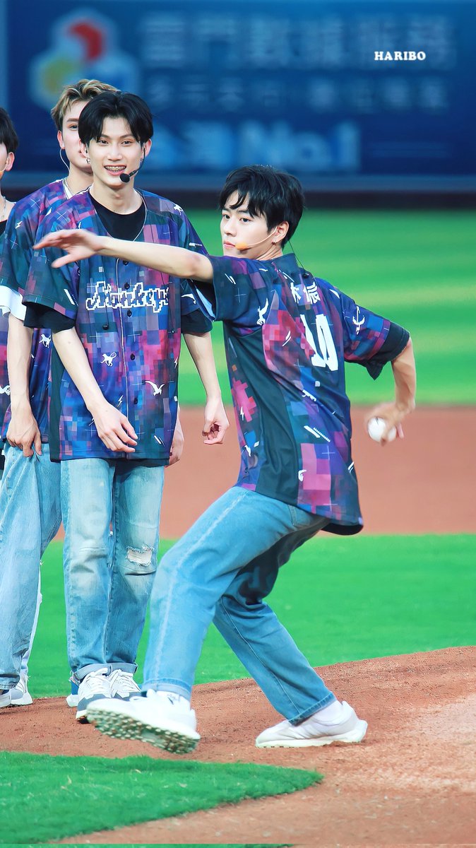haribo_0605's tweet photo. ︴
20220624
．
⚾ Rakuten Monkeys ⚾
#新光動紫趴 🎤 #樂天桃猿
．
#atomboyz #原子少年
#原子少年atomboyz
#林佳辰summer
#林佳辰 @summer06_05 https://t.co/8JwaW3vt2M