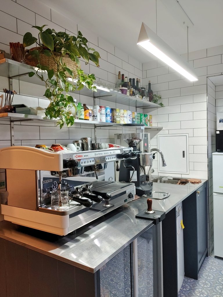 여름에 부산여행가는 트친분덜..
뚜벅이+혼자나 둘이가는데 같은방 시러(그럴수도있지!)
게스트하우스지만 방은 혼자이고싶다.. 

그렇다면 여길 가십쇼..

1인 1방에 에어컨 방마다있오...
내가 이때까지 간 게하중에 제일 이쁘고
깨끗하고..🥺 사장님 쏘 친절..
게하 도착했을때 여기만 다른나라인줄