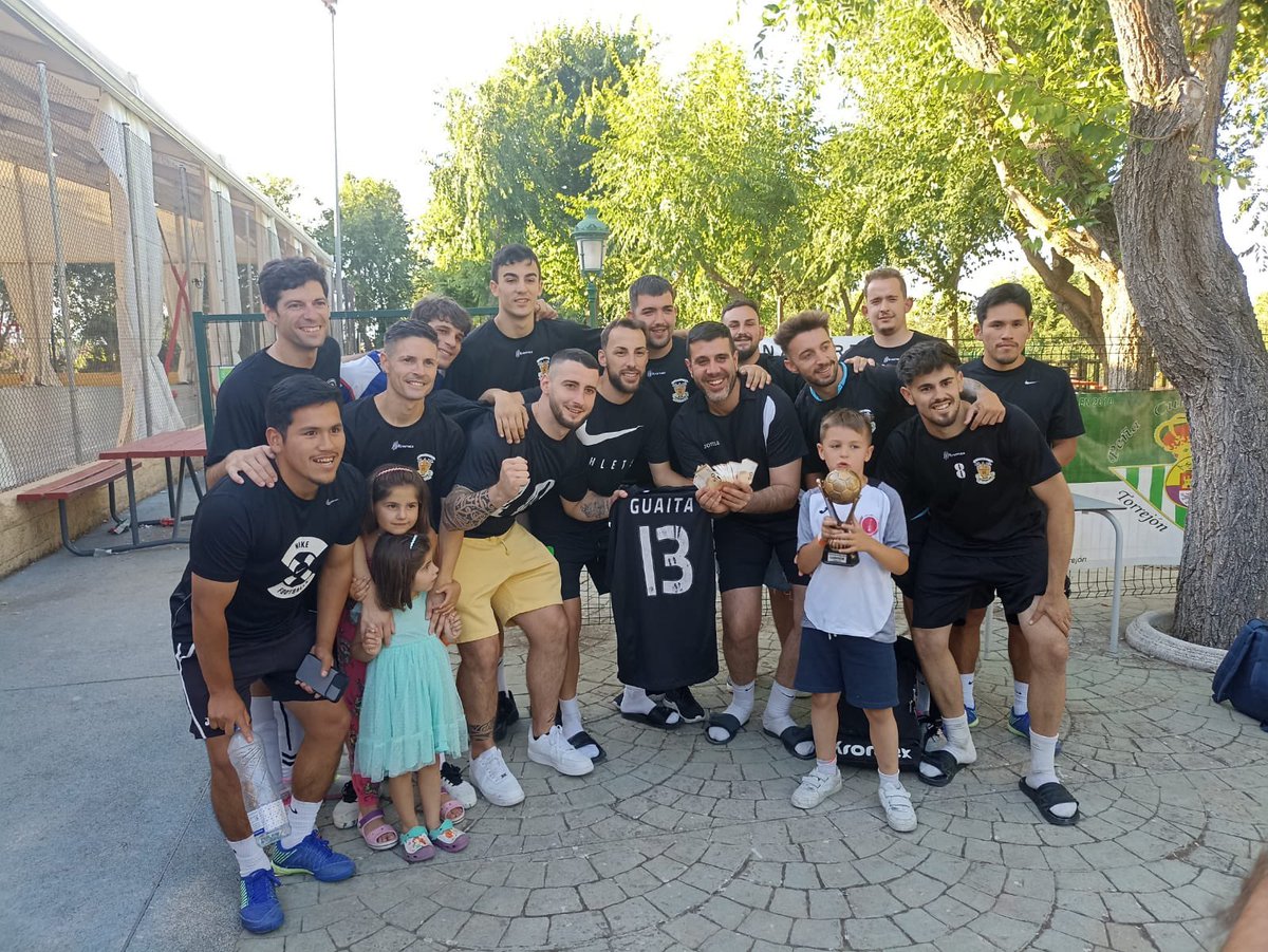 alexmg98_'s tweet photo. Campeones Maratón Loeches 2022 🏆⚽️💶 #GuaitaAndCompany https://t.co/HgnKwKv2Lc