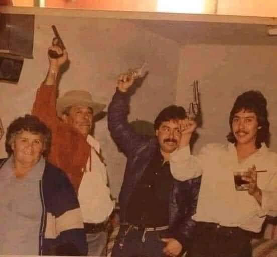 Mi papá: ojo con esas amistades tuyas.

—Mi papá y sus amigos 25 años atrás: