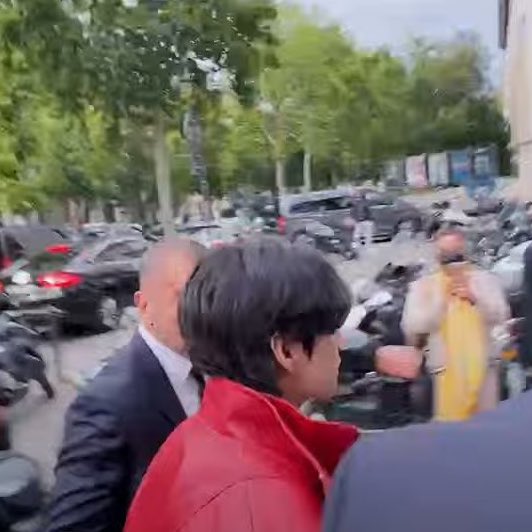 cuttevante's tweet image. 📸| HILO CON FOTOS Y VIDEOS DE TAEHYUNG EN EL DESFILE DE CELINE 

260622 

#TAEHYUNGxCeline #TaehyungInParis