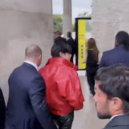 cuttevante's tweet image. 📸| HILO CON FOTOS Y VIDEOS DE TAEHYUNG EN EL DESFILE DE CELINE 

260622 

#TAEHYUNGxCeline #TaehyungInParis