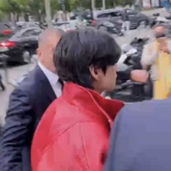 cuttevante's tweet image. 📸| HILO CON FOTOS Y VIDEOS DE TAEHYUNG EN EL DESFILE DE CELINE 

260622 

#TAEHYUNGxCeline #TaehyungInParis