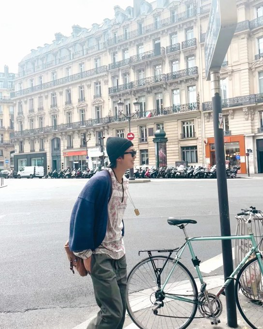 ittekook's tweet image. -220626📳rkive | nuevas fotos de #Namjoon en ig [📸]
🐨: aunque todavía solo sé [cómo decir] bonjour, merci.