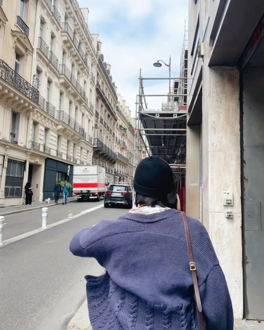 ittekook's tweet image. -220626📳rkive | nuevas fotos de #Namjoon en ig [📸]
🐨: aunque todavía solo sé [cómo decir] bonjour, merci.