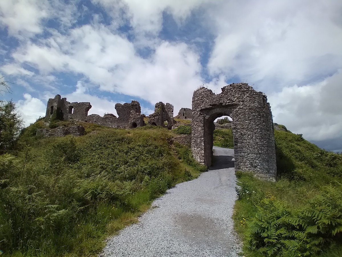 RMcMnow's tweet photo. Wild day atop the Rock of #Dunamase today #LovelyLaois https://t.co/qcnvYJc5Ck