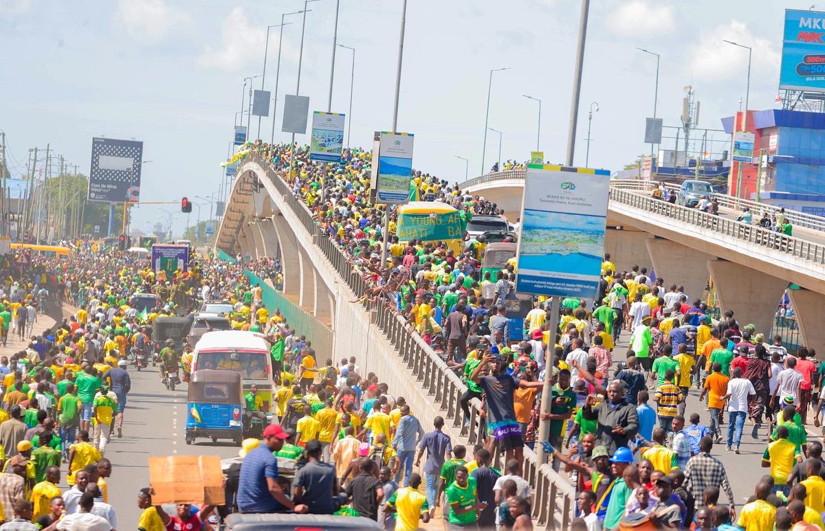 Fascinating scenes from the Young Africans Sports Club [Yanga SC] Parade in the streets of Dar Es Salaam after Winning Ligi Kuu, Tanzanian Premier League. 🇹🇿 

📷 @YangaEnglish