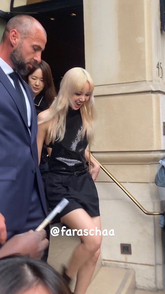 LISA ĐẾN RỒI ĐÂY

Má ơi xinh vl ấy

LALISA HUMAN CELINE
#LISAatCelinePFW22
#LISAXCELINE