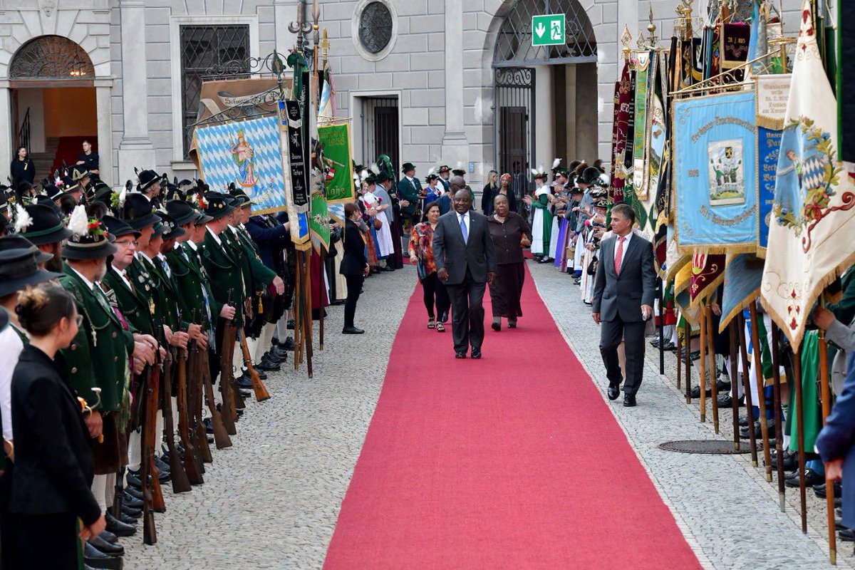 PresidencyZA's tweet photo. 🇿🇦 His Excellency President @CyrilRamaphosa received by HE Markus Söber, Bavarian Minister-President arrives at the Cuvilliés Theatre for the Dinner hosted at the Munich Residence in honour of Heads of State &amp; Government attending the #G7 Leaders’ Summit #BetterAfricaBetterWorld https://t.co/e9EKr78jDa