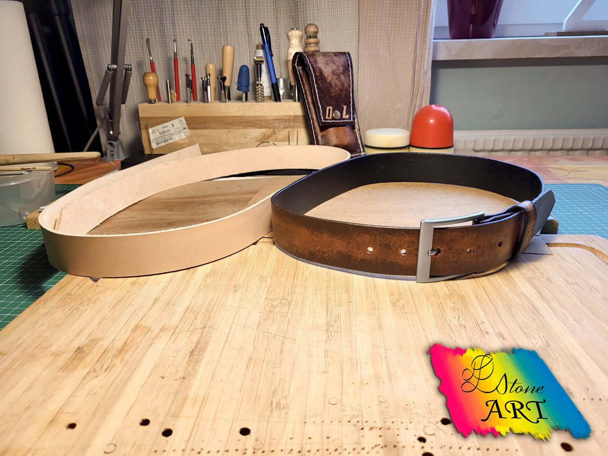 *** Update *** 🥳😍
#leatherbelt was burnished with #saddlesoap and refined with #leather balsam.👌
I fitted the hardware and the #belt is now ready. 💪😎
Wish all a fine Sunday. ✌️
#leatherwork #leathercraft #lederarbeiten #leatherart #leatheraccessories #handmade #leathergoods