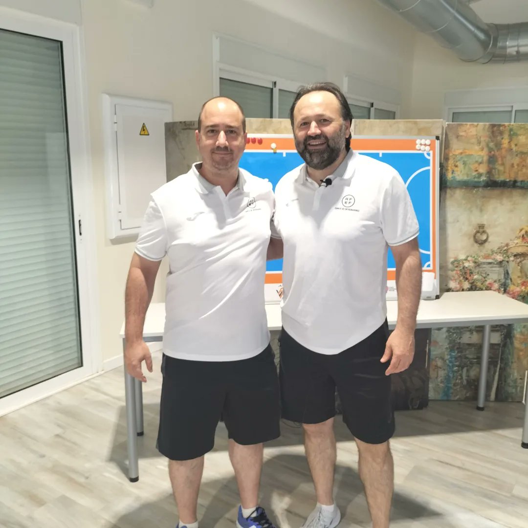 sorgorojo's tweet photo. Con la maleta táctica llena.Fin de semana de aprendizaje y amistad. Sobresaliente @FFCV_info en la organización y de Matrícula de Honor para @JosanGonzalez21 @tetefutsal10 y #fedevidal por compartir sin tapujos lo que ellos trabajan, entienden y sienten en los banquillos, https://t.co/eBZ4t82pMu