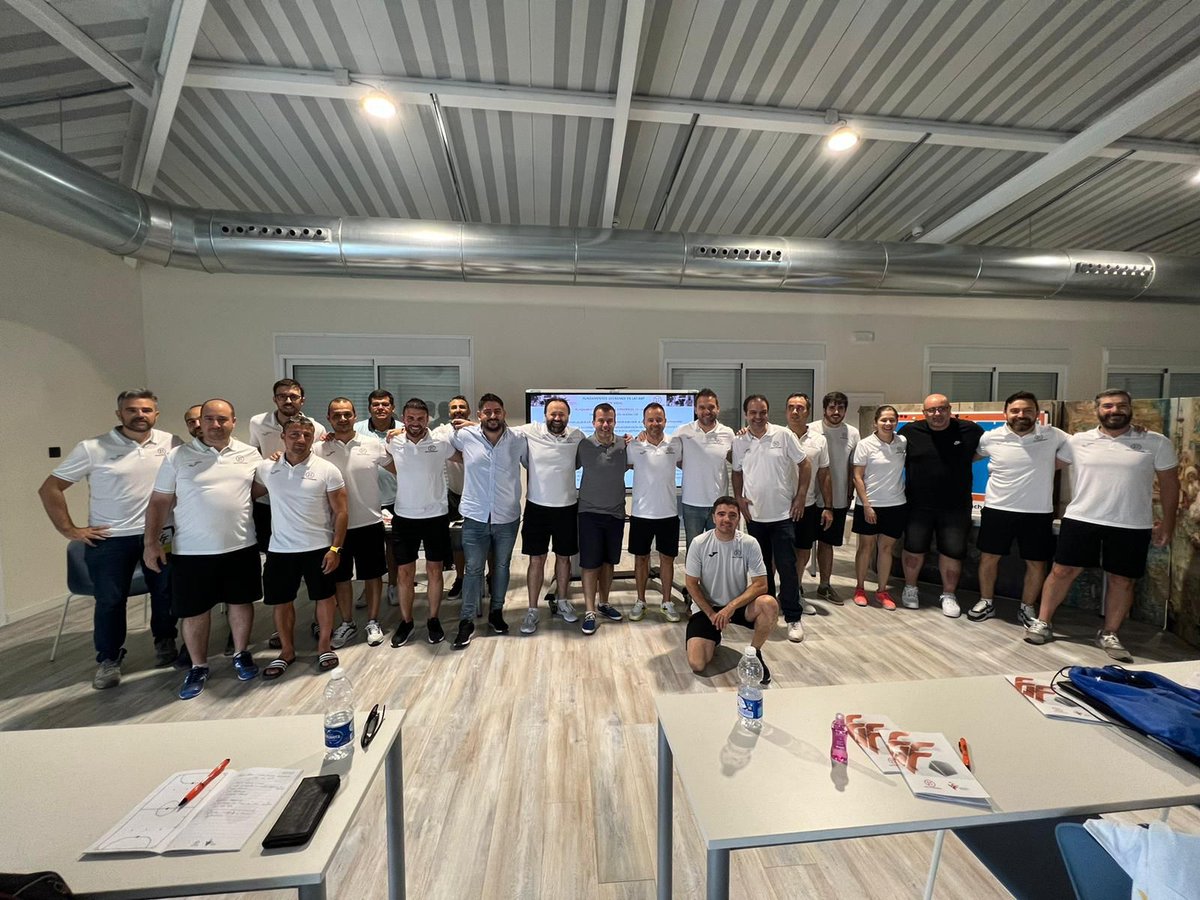 sorgorojo's tweet photo. Con la maleta táctica llena.Fin de semana de aprendizaje y amistad. Sobresaliente @FFCV_info en la organización y de Matrícula de Honor para @JosanGonzalez21 @tetefutsal10 y #fedevidal por compartir sin tapujos lo que ellos trabajan, entienden y sienten en los banquillos, https://t.co/eBZ4t82pMu