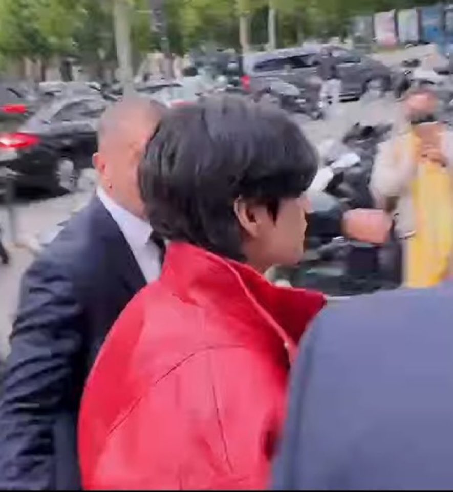 yıllar sonra, uzun bir süre hayalini kurduğu paris moda şovuna kırmızı bir ceket giyip katılan taehyung <3