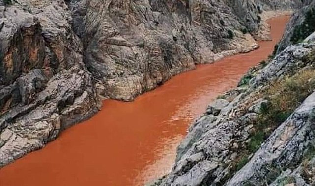Siyanür her yere yayılmış durumda.Tam bir çevre felaketi yaşanıyor.Fırat Nehri ve İliç Barajı rant uğruna bu hale getirildi. Tam bir ekolojik kırım yaşanıyor. Kadim Fırat suyu kan akıyor!   #MadeniKapat