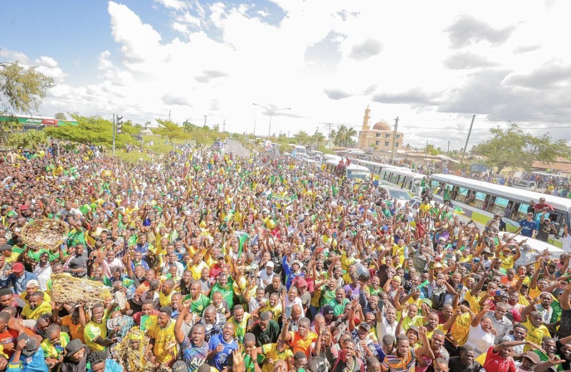 GOALcomSA's tweet photo. Fascinating scenes from the Young Africans Sports Club [Yanga SC] Parade in the streets of Dar Es Salaam after Winning Ligi Kuu, Tanzanian Premier League. 🇹🇿 

📷 @yangasc1935 https://t.co/ieEyCLssFL