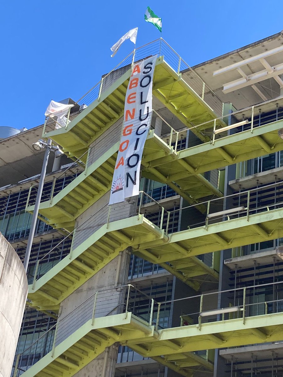 Concentración de trabajadores en las puertas de la sede de Abengoa 
#AbengoaSolución