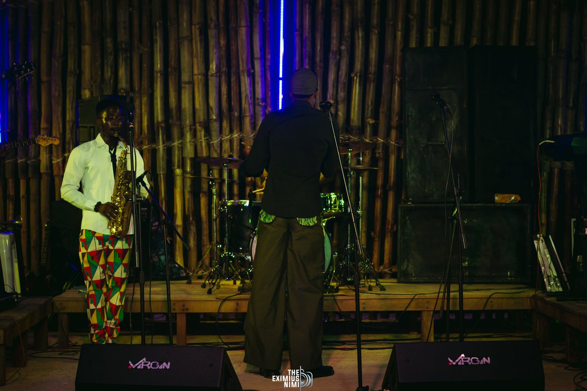 nimiadeyemo_'s tweet photo. To me, music is an escape, music is Therapy. Whenever I listen to good music,  I photograph passionately when gbedu enters my body.
In the ancient city of Ibadan, Nigeria, I photographed @Laolulayyon during his beautiful performance at @MakeMusicIbadan https://t.co/xUzZlZSIWy