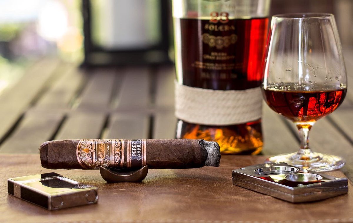 1307Alvaro's tweet photo. Enjoying these beauties in lovely weather.
•
Encore Majestic 
6.875”x54 by @EPCarrillo 
At @Smoking_Pipes +
Solera Gran Reserva Rum by @ZacapaRumUS 
M 240 | Summilux 50mm f/1.4 Asph | ND
#leica #alvarolucenaphotography
#cigaraficionado #cigar #rum #greatweather https://t.co/cEKGbKHj86