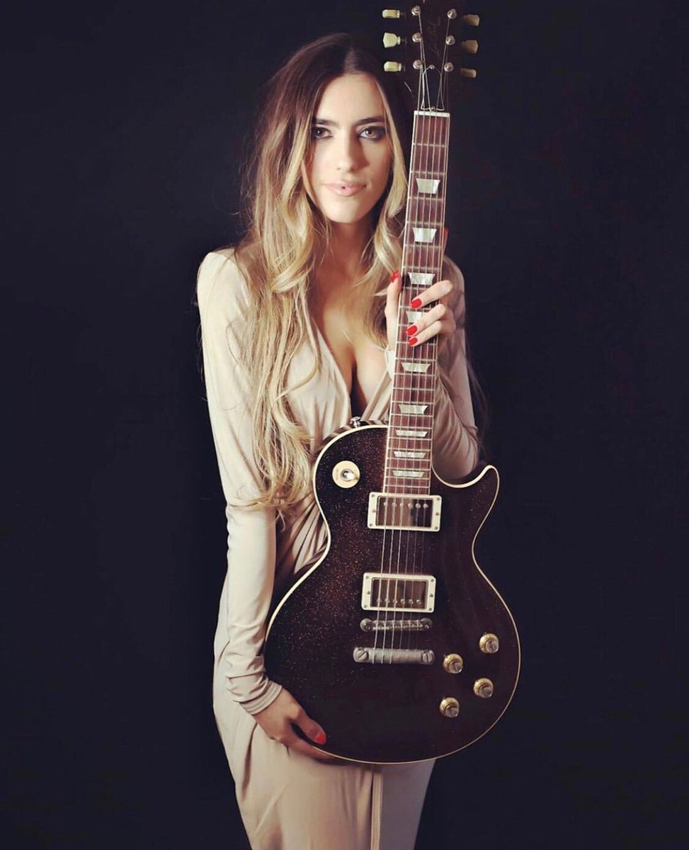 It’s a #gibsunday moment from our @akennedyphotographer 😊🎸I wrote a really fun riff unexpectedly this weekend and feel like I need to book some studio time soon. Songwriters, do you think that some of your fave songs seem to happen in a flash? 💡⚡️