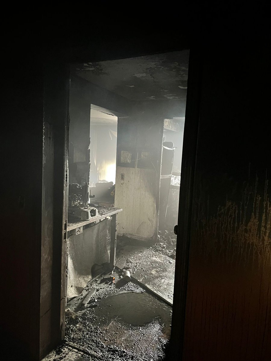 Este mediodía respondimos a 1ra Alarma de Incendio, por fuego en departamento en 6to piso, en las intersecciones de Av. Ossa con Av. Tobalaba en la comuna de #LaReina pudiendo rescatar a una familia que se encontraba atrapada en su departamento.