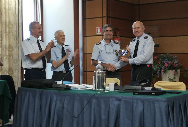 assoaeroarma's tweet photo. Presidente Nazionale AAA #AviatoridItalia Gen. S.A. (c) #GiulioMainini dona Crest #RadunoAAA a Sezione #Alghero ringraziando per organizzazione 21° #Raduno Nazionale. Con Presidente AAA #Sardegna Marco Ignazio Marras e Soci Marco Di Gangi e Erasmo (Mino) Caria
#AAA70 @MarcoMarrad https://t.co/KAlDxp6a52