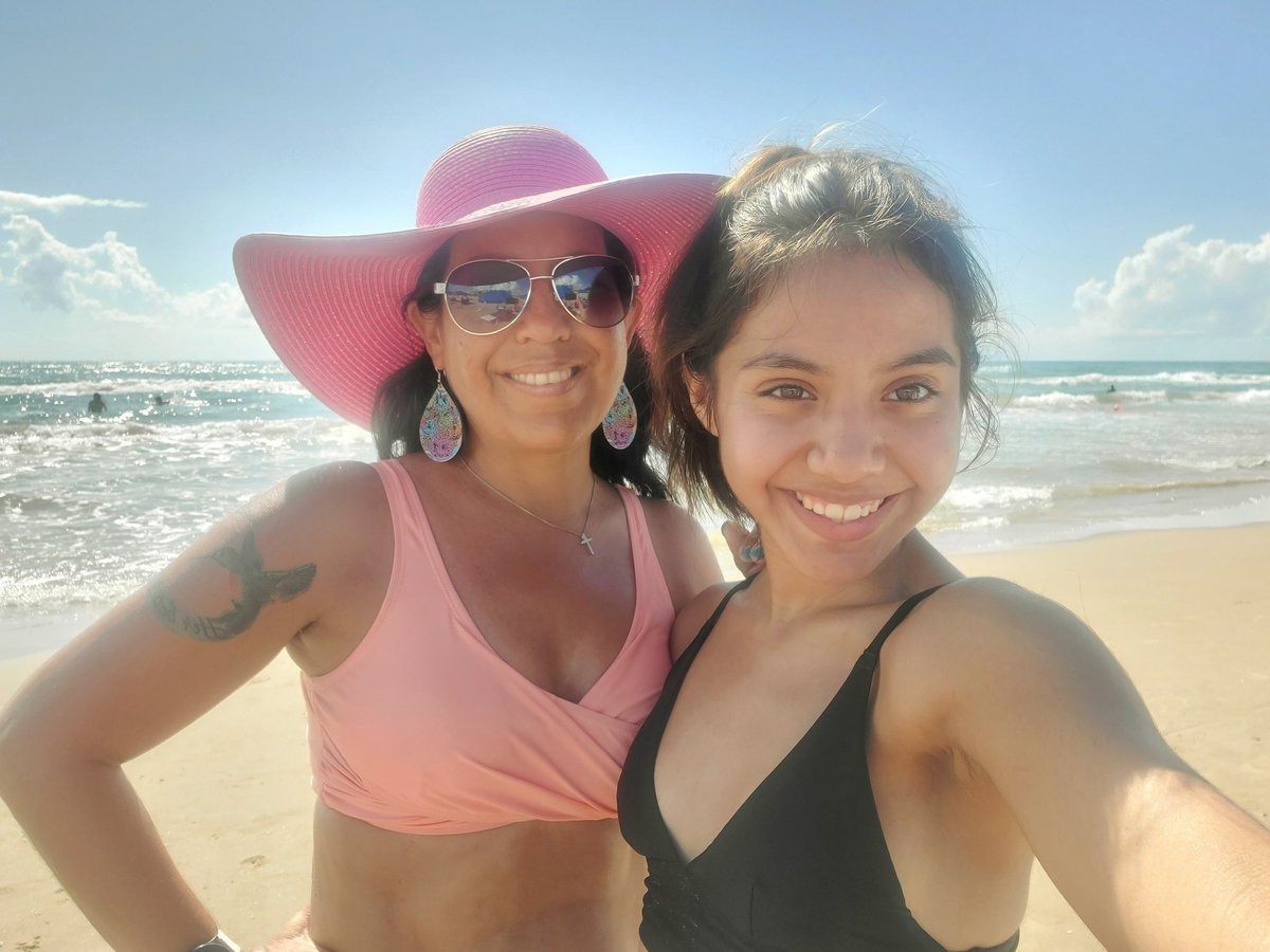 MelRLara15's tweet photo. From #teachlife to #beachlife on this beautiful day with 3 of my babies 🏖 🌊 #rest #recharge #summervibes 😎 https://t.co/r1fw447Fwh