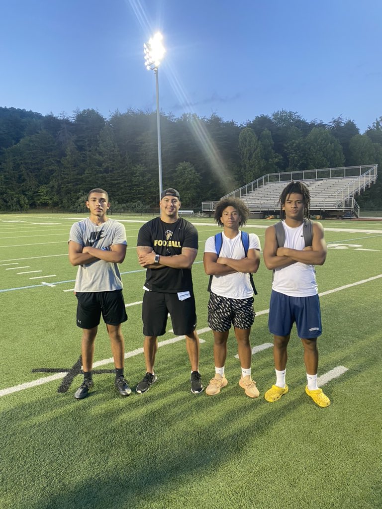 Jacob_Caldwell3's tweet photo. Blessed to come to the Ferrum camp💙@FerrumFootball @coach_J_Santi @_CoachEllis @HensleyNehimiah @Simeon__Reid https://t.co/ffKSvhScuM