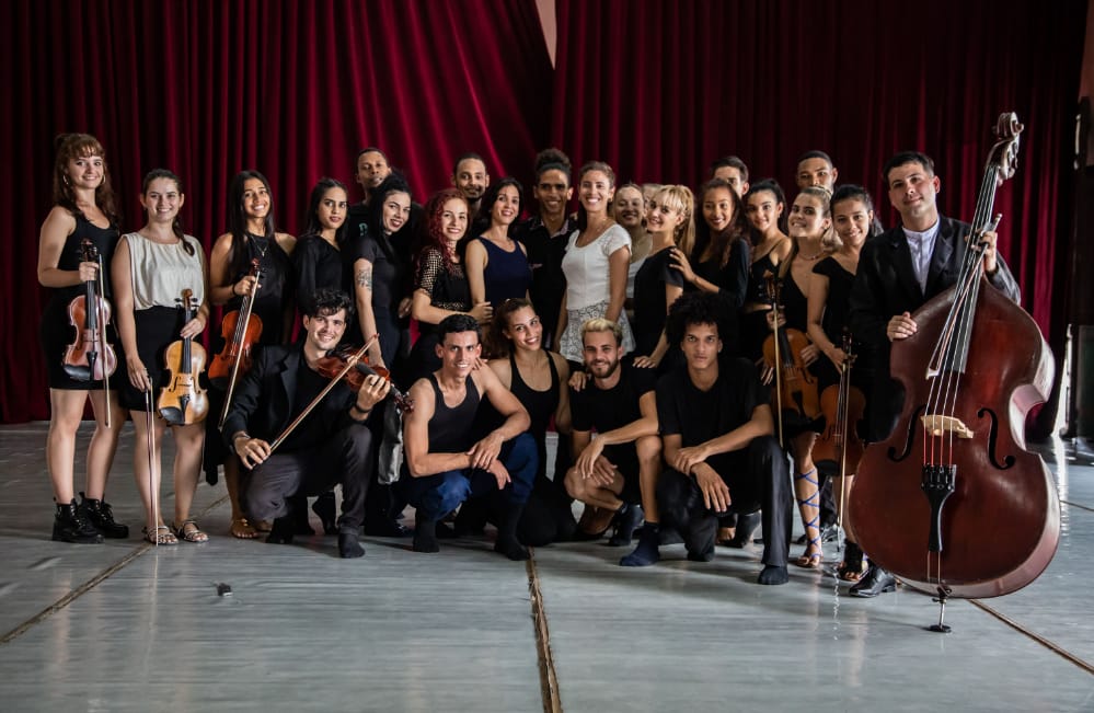 ESTRENO... del Ballet Contemporáneo de #Camagüey los días 1,2 y 3 en el Teatro Principal, celebrando su XX Aniversario, con la Coreografía: Barreras, de la maestra, coreógrafa y directora de la compañía Lisandra Gómez y 
música en vivo de Adrián Cansino.
#CubaEsCultura #cultura