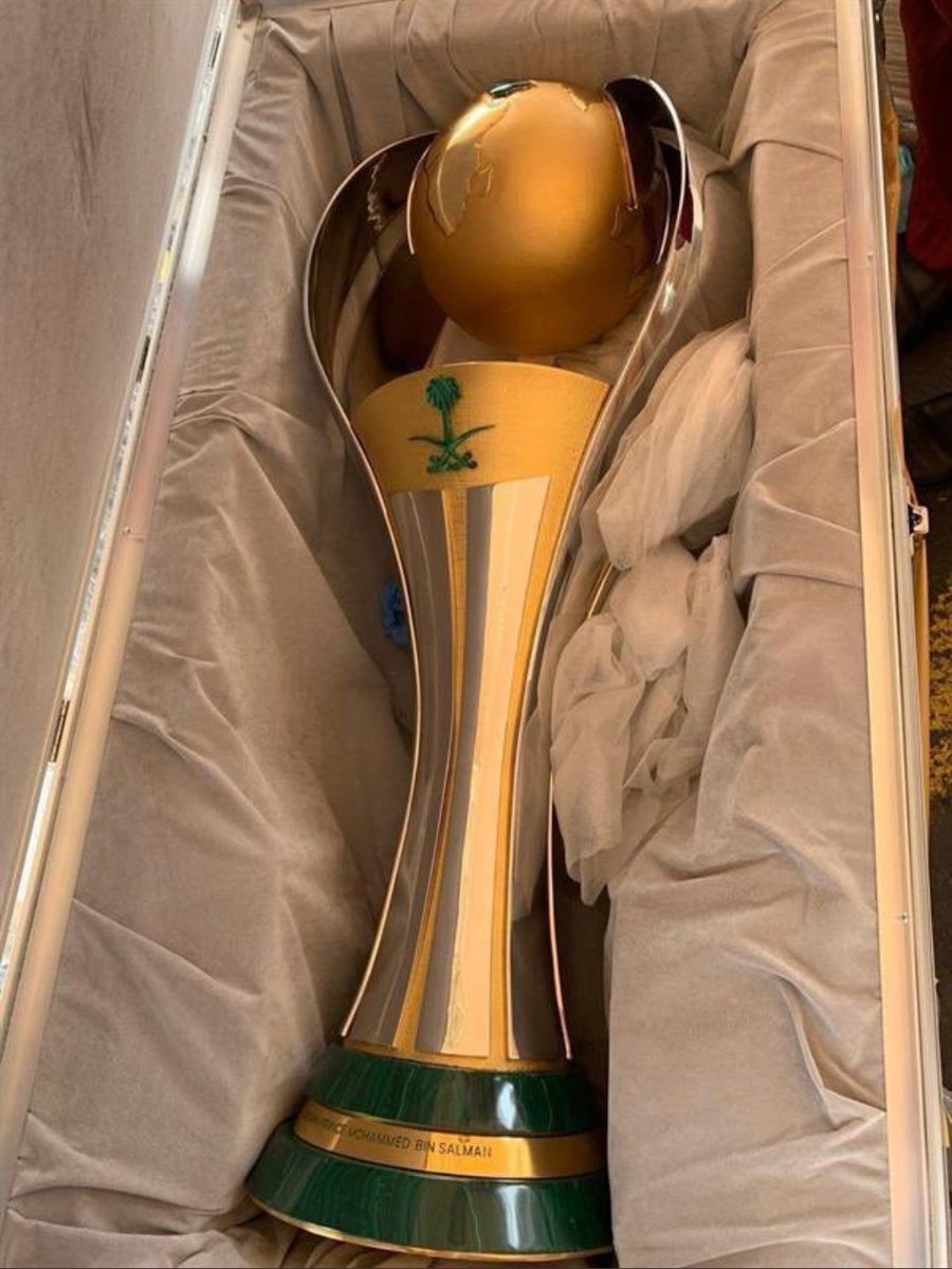 فارسٌ مقاتل تأخر في الميدان و لم ييأس ، أتى من بعيد ساعياً نحو هدفه ، تخطى كُل الصعاب بعزيمة و إصرار حتى نال ماكان يرجو ، لم يتبقى له إلا الشوط الأخير ..
نعم فارسنا الأزرق يستطيع بحول الله ، موعدنا منصة الذهب يا زعماء 💙.
#بالروح_الدوري_مايروح