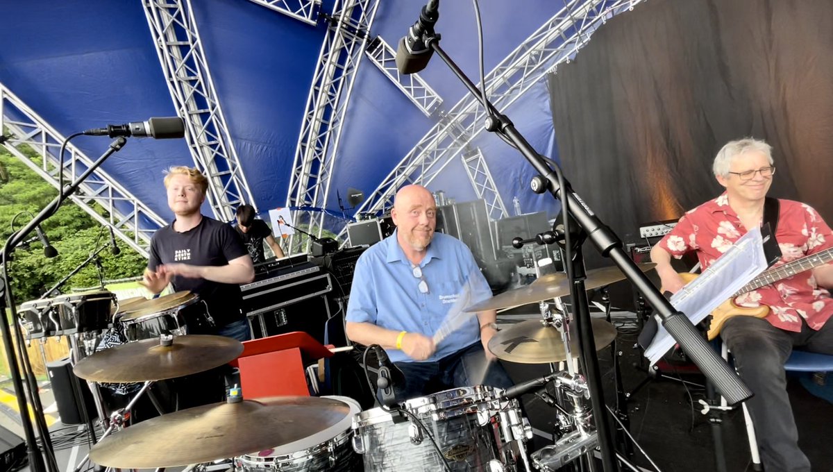 heerlijk! #simmerdeis #bigbanddrachten met Anna Siet, Carlijn en Rodney. En wat een geweldig publiek! <a href="/Simmerdeis/">Simmerdeis</a> 🎶🎵