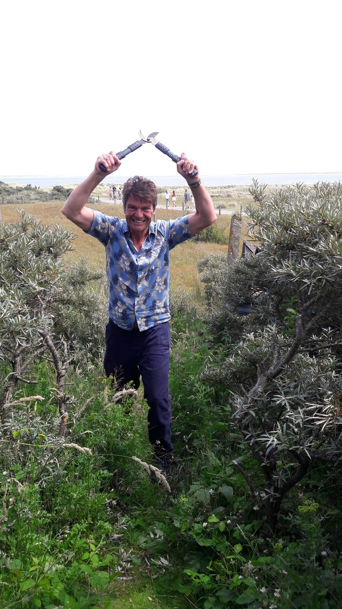 MJKnippenberg's tweet photo. Zowel @Dolfjansen als @DirkJanRoeleven waren dit heerlijke weekend op #Texel. Ze hebben absoluut hun sporen nagelaten op het eiland! Veel dank en hopelijk tot snel ziens! #delaatstereisvandeboswachter #streepopdeweg (en DJ dank voor de snoeipartij en het paadje voor Hanna). https://t.co/bYkThMrZb6