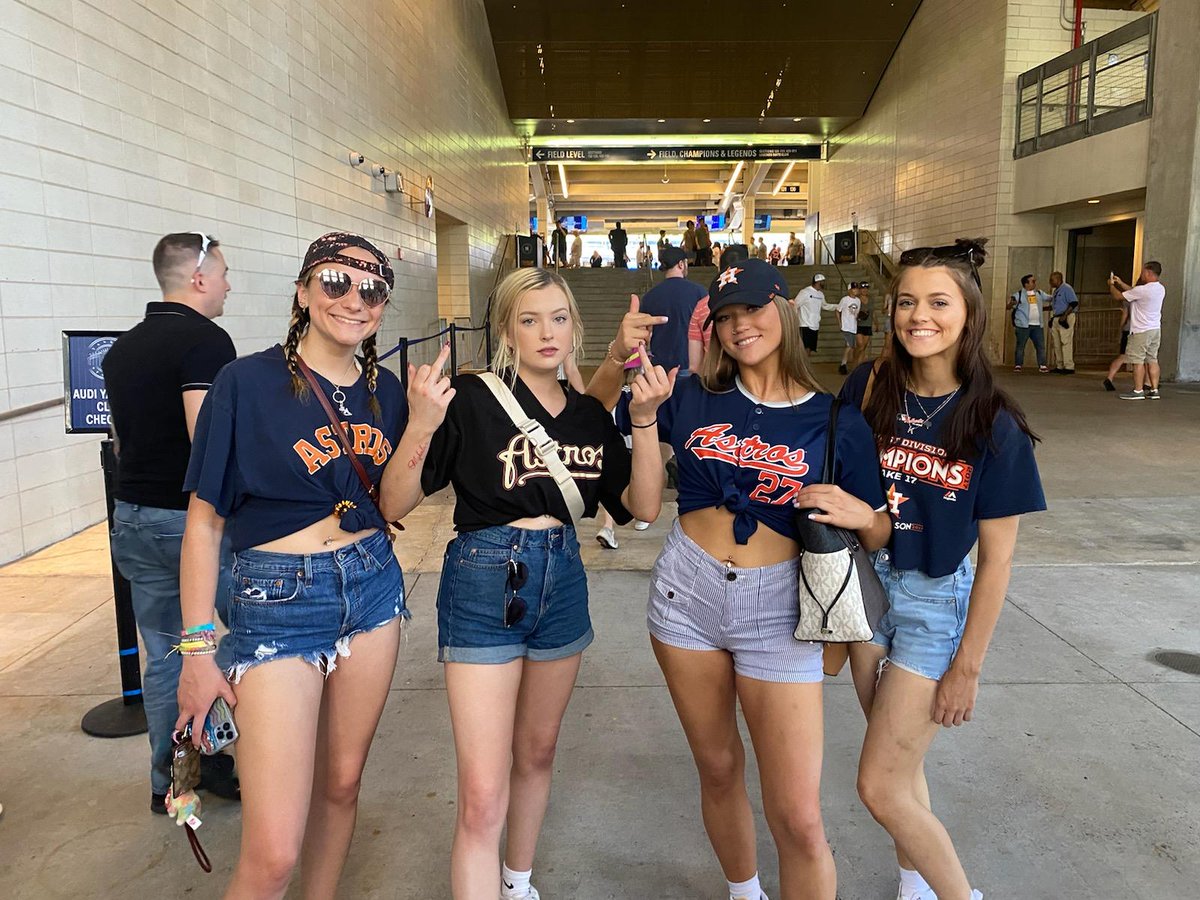 d23gs's tweet photo. My gals representing them @astros @yankeestadium
Taking them Boos like champs!
#astros #boothis #altuvelove https://t.co/do7VzSyWwB