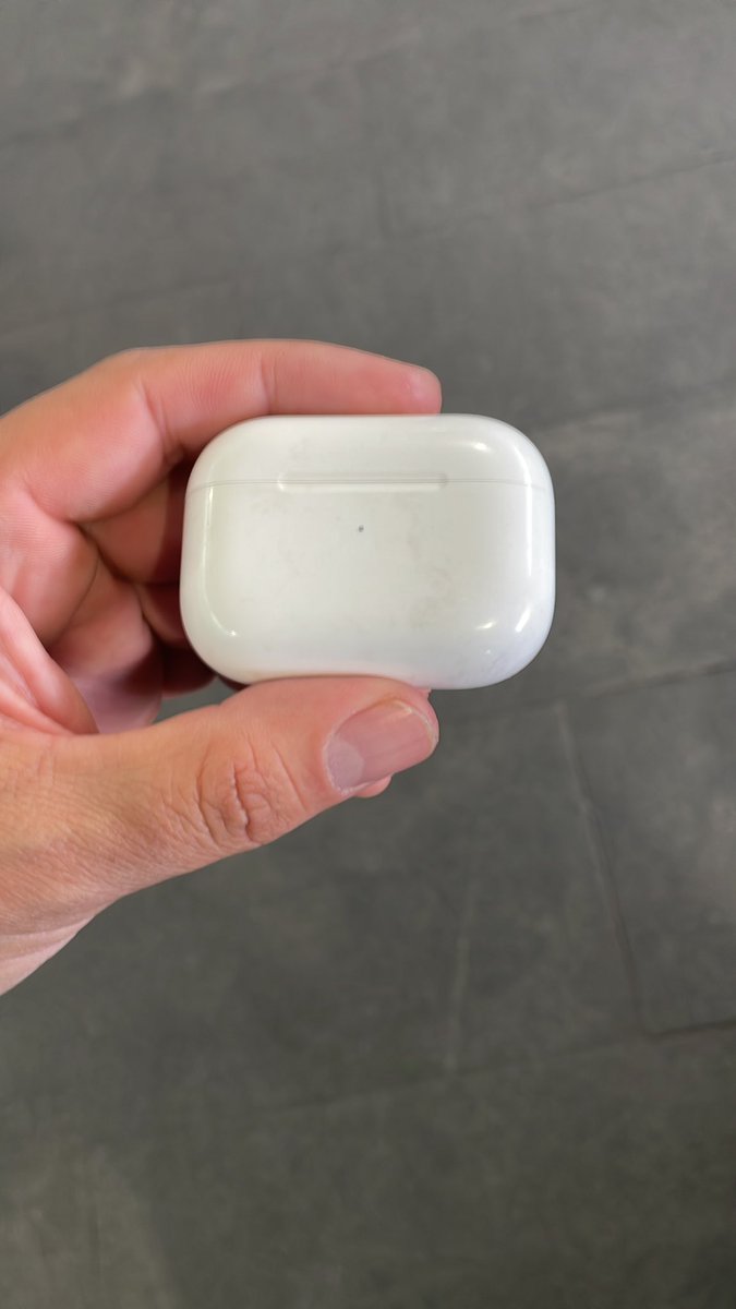 Si viajaste con nosotros hoy domingo en el vuelo de Torreón a Mexico en cabina premier, yo tengo tus air pods, los olvidaste en tu asiento, te busqué en la banda de las maletas, pero ya no te vi…. Contáctame para ponernos de acuerdo y te los mando…