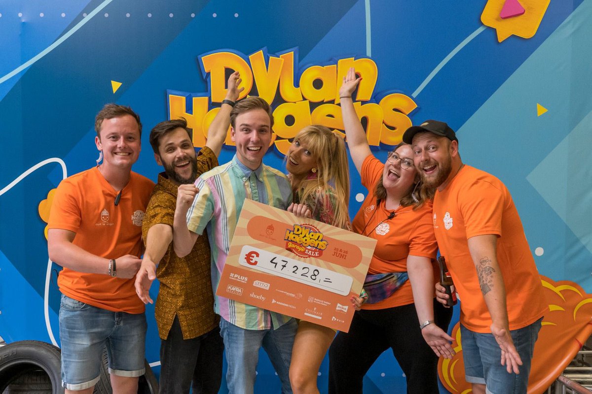 Diep onder de indruk. Vanmiddag werd de opbrengst van de garage sale van <a href="/DylanHaegens/">Dylan Haegens</a> merchandise bekend. De opbrengst gaat volledig naar de stichting Durf Te Vragen. Het bedrag was gi-gan-tisch!!