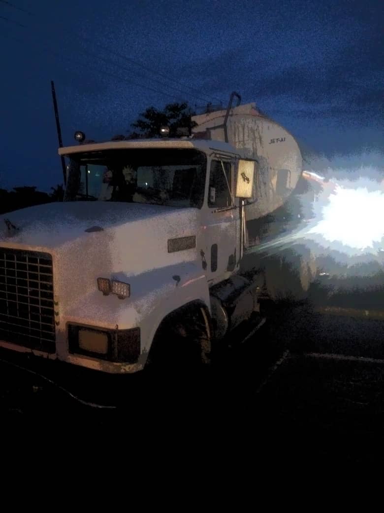 lagostraffic961's tweet photo. A  broken down  Empty Tanker with shaft problem at Iyana school along Lasu -Iba road, Inward Igando occupying one lane with a lane left for vehicular movement. Traffic is minimal.

#SolvingLagosTraffic
#TrafficRadioUpdates
#ForAGreaterLagos
#LagosTHEMESAgenda https://t.co/ka7aebqQo9