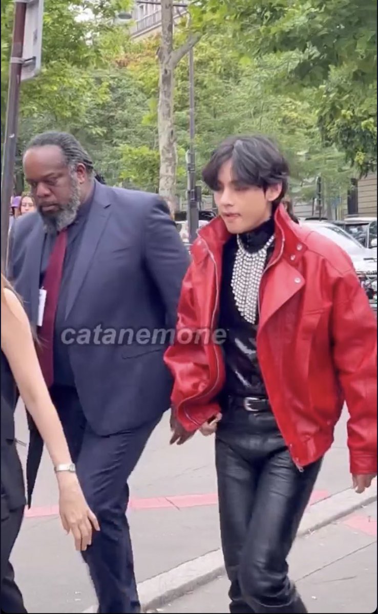 btsaresevennn's tweet image. KIM TAEHYUNG HELP?!🔥