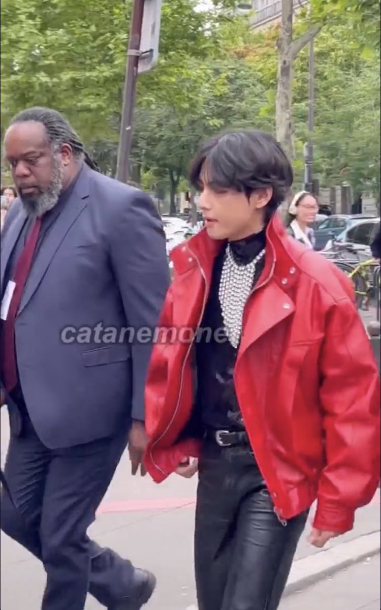 btsaresevennn's tweet image. KIM TAEHYUNG HELP?!🔥