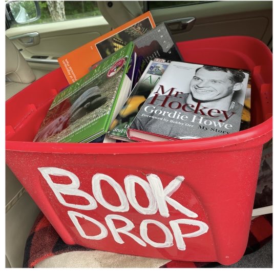 LisaMcilmoyle1's tweet photo. Thank you SO much ⁦@kimjohnschmitz⁩ &amp; BLAKE for all the BEAUTIFUL books that you donated for our Snoopy’s #LittleFreeLibrary !! You will make many people in our community ⁦@townhuntsville⁩ ⁦@Muskoka411⁩ very happy!! 📚🥰 #community #generousspirit #giving ❤️👍🏻 https://t.co/1YrJSeo0ln