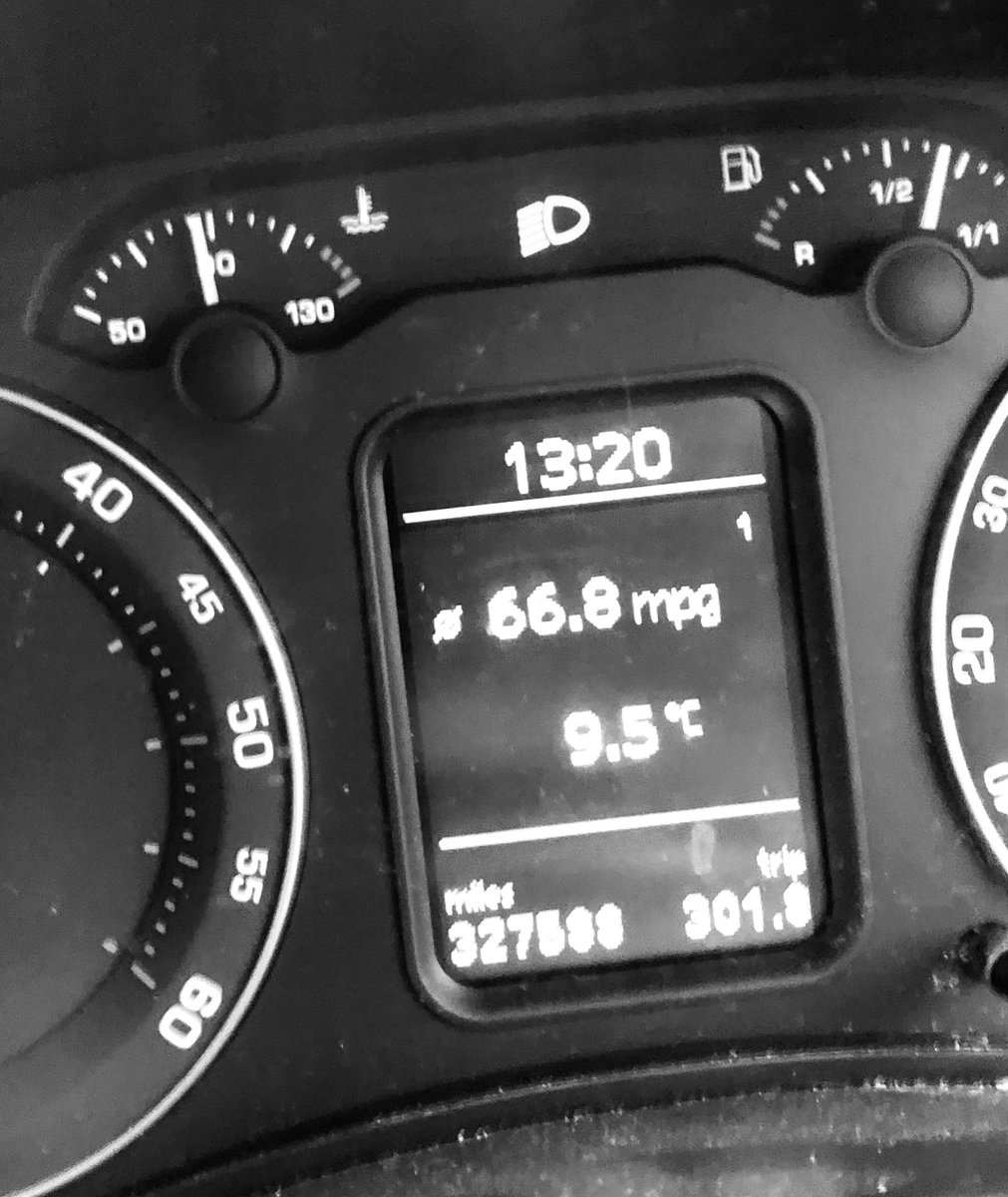 Aberhonddu tanbaid - amser cinio ym mis Mehefin (dwi'n gwbod, dwi angen llnau'r car hefyd...). Do remember that summer ends by July in Wêls, so enjoy the balmy June temperatures while you can...