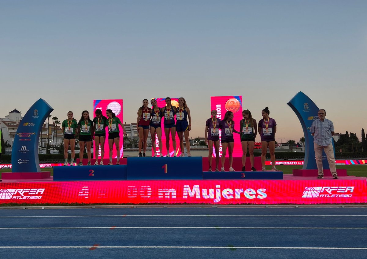 atletismoRFEA's tweet photo. Podio 4 x 400 m🚺 #CEatletismo 

🥇@BarcaAmateurs 3:37.79
🥈@SprintLeon 3:38.45
🥉 @atletismoplayas 3:39.50
 
FELICIDADES 👏👏👏 https://t.co/nCrRxz6qTx