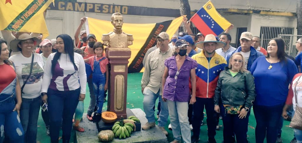 ANDERSONAGRR's tweet photo. Marcha de los campesinos en Carabobo, en conmemoración a los 201 aniversario de la batalla de Carabobo, en concordancia fue juramentado el frente de mujeres campesina y el frente de semillero de jovenes Ali Primero el futuro les pertenece, además de entrega masiva de 184 títulos https://t.co/b0U13qBBIY