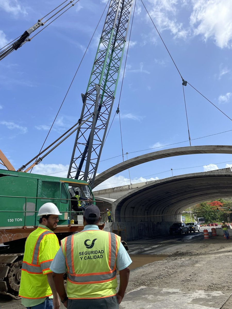 Hoy estuve inspeccionando las labores de construcción del puente de la PR-30 sobre la PR-189. Gracias por el compromiso de todos los obreros en la reconstrucción de Puerto Rico. ¡La reconstrucción no se detiene! <a href="/actprgov/">Autoridad de Carreteras y Transportación (ACT)</a> <a href="/fortalezapr/">Puerto Rico Governor's Office</a> #SeguimosTrabajando