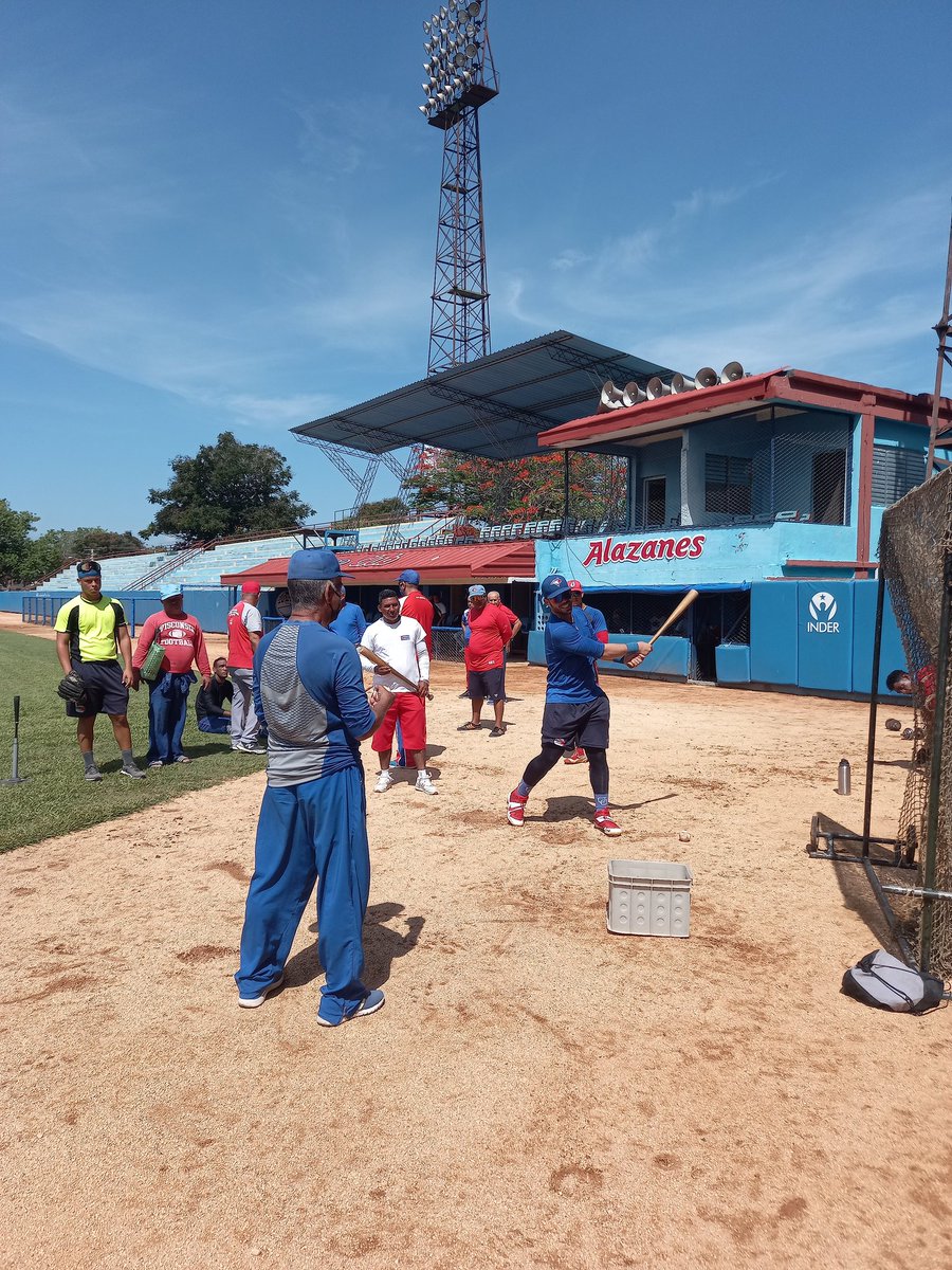 escribano_cruz's tweet photo. Comprobamos el excelente estado de ánimo que se respira en el equipo en su regreso a nuestra provincia. Los Alazanes saldrán al terreno a dar #PorGranmaLoMejor en busca del título de la  61 Serie Nacional. #CubaViveYTrabaja https://t.co/AwI6g3TAhc