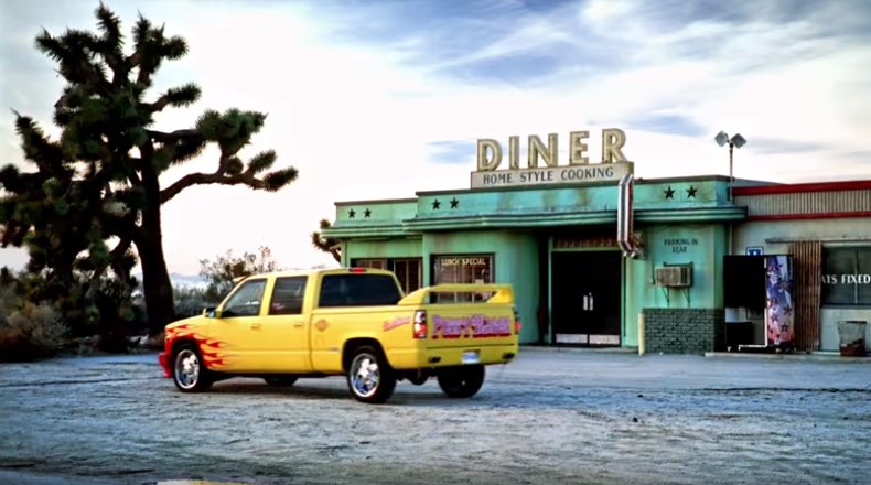nocontextfrnk's tweet photo. only just found out the diner in the music video for telephone by lady gaga is the same as the diner in the na na na mv WHAT https://t.co/gb5kmY9DiT