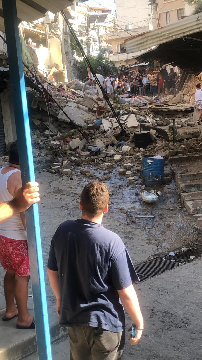 PaulaYacoubian's tweet photo. سقوط ضحايا بينهم سيدة وابنتها في انهيار مبنى في القبة #طرابلس #لبنان
الف رحمة لارواحهم والصبر لاهلهم. 
موضوع الابنية الايلة للسقوط اصبح كابوس رعب متنقل
اين البلديات؟
هنالك مبنى متصدع في الناعمة زرته مرارا مع مهندسين وتابعت قضيته مع الهيئة العليا للاغاثة والنتيجة لا شيء https://t.co/OIY2C8GNQB