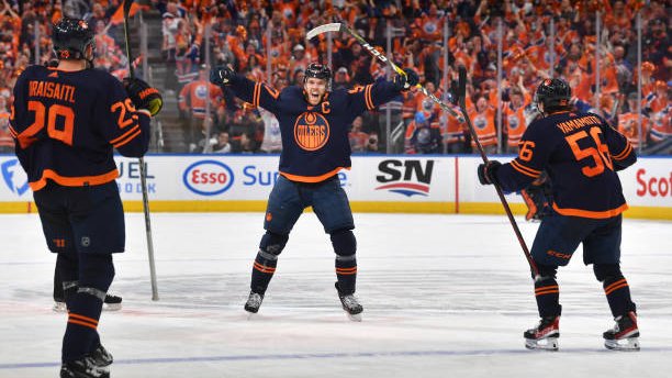 Bob_Stauffer's tweet photo. 7 years ago today...
The @EdmontonOilers selected Connor McDavid 1st overall at the 2015 NHL Draft in Sunrise, Florida.
McDavid has won 4 Art Ross, 3 Ted Lindsay and 2 Hart Trophy's.
He has 242 more points than anyone else from his Draft Class.
He's pretty good! https://t.co/IOG4X9hsBH