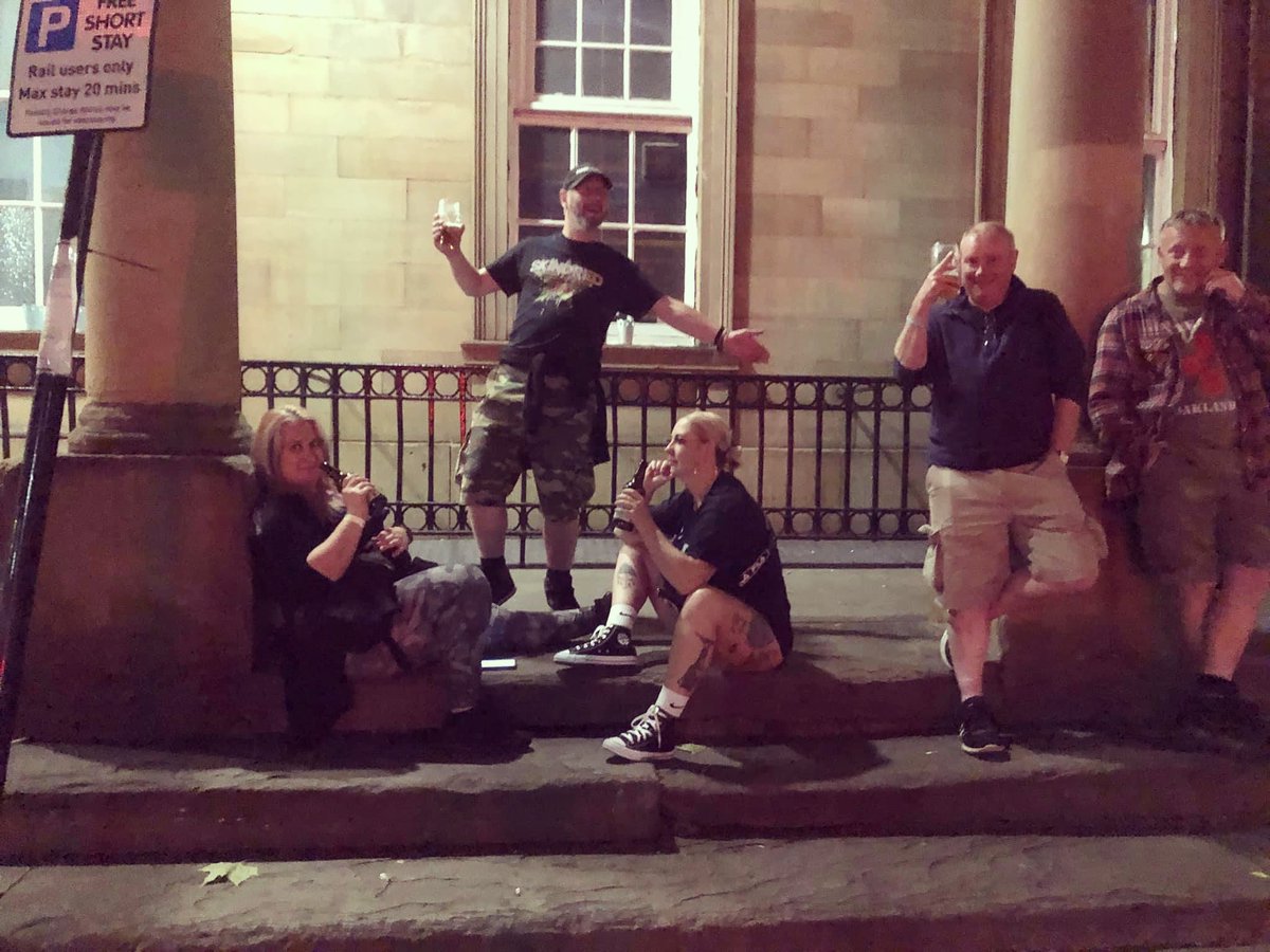 JessopArianne's tweet photo. Post gig chills https://t.co/da8FuBkWZ6