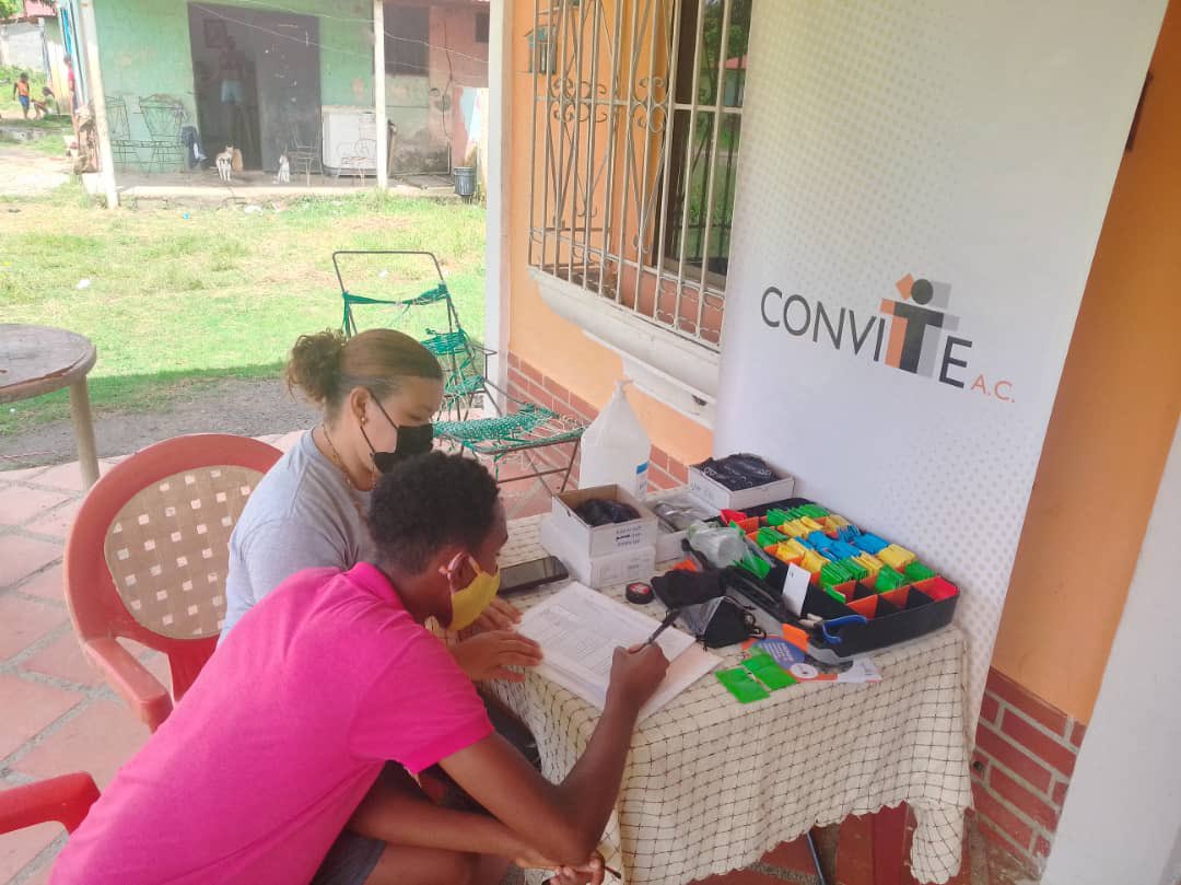 conviteac's tweet image. #26Jun | ¡SEGUIMOS AYUDANDO!❤️

Hace un par de semana estuvimos en la comunidad Herrera en Barlovento, estado Miranda🇻🇪, donde realizamos una jornada de salud visual a 50 personas y entregamos lentes correctivos.👓

🖇️Esto es parte de #AgeHumProject, financiado por el FHV.