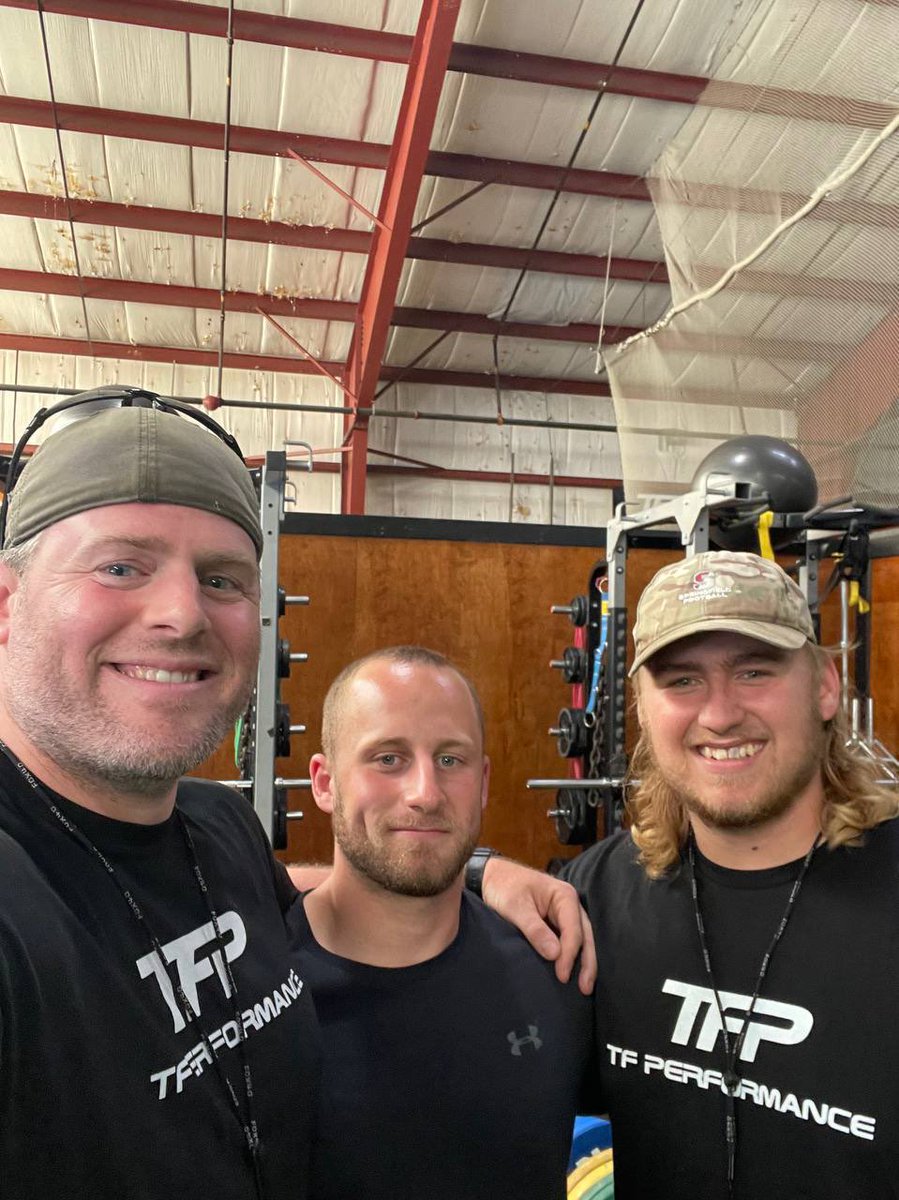 _SCFootball's tweet photo. Jeff Stern ‘20, currently working with @MerrimackSC, stopped by @trainwithTFP to say hello to some other members of #TheBrotherhood in @aefeit and @TheJoeeDirt‼️🔻
#SCStrengthRunsDeep https://t.co/oC8OkRcpSo